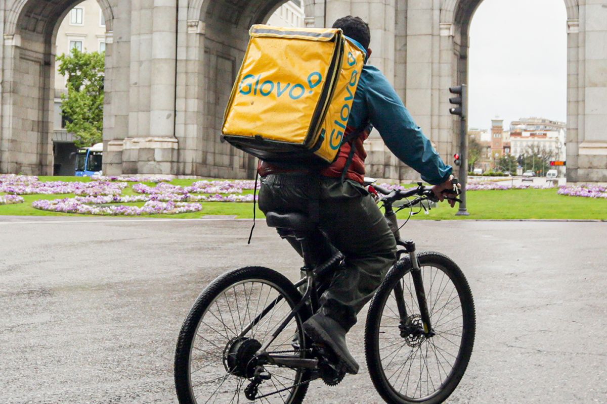 La Comisión Europea a favor de los derechos de los trabajadores de plataformas digitales un-rider-de-glovo-haciendo-un-reparto-en-madrid